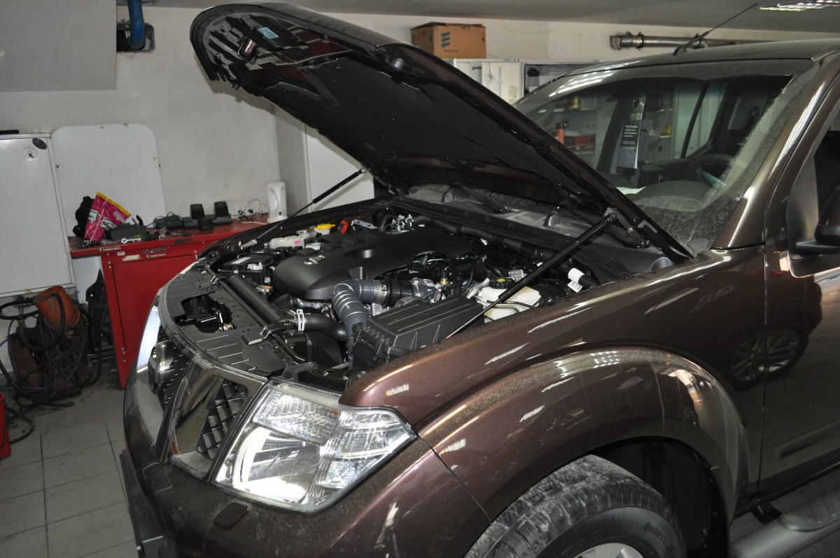 A-ENGINEERING Упоры капота для Nissan Pathfinder и Navara 2005-2014