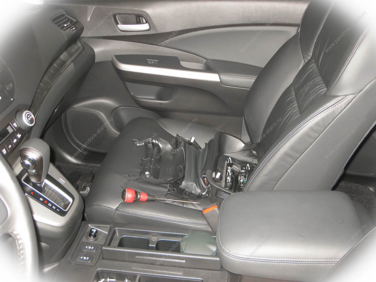 Honda CRV 2013 установка Pandora DXL 5000 и электромеханического замка капота