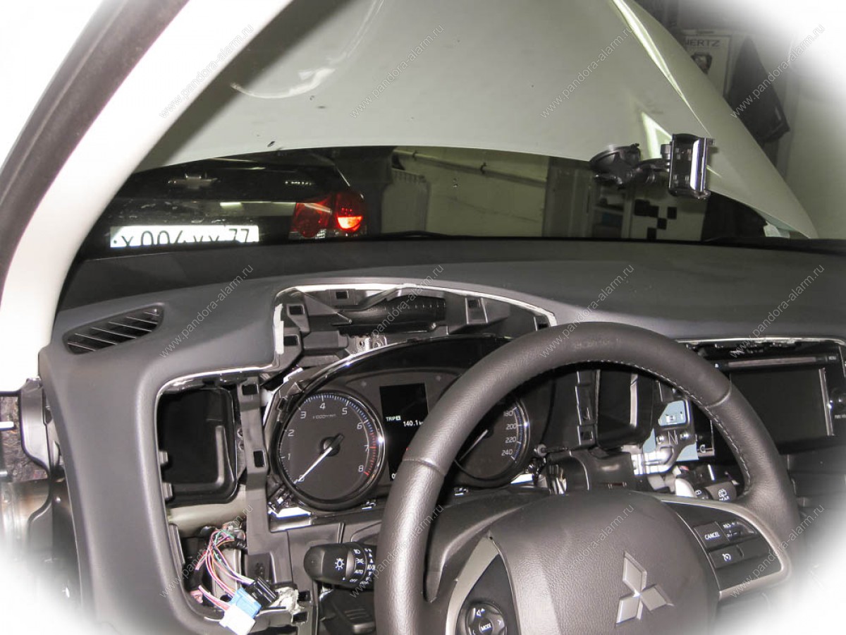 Mitsubishi Outlander установка Pandora DXL 3210 и электромеханического замка капота