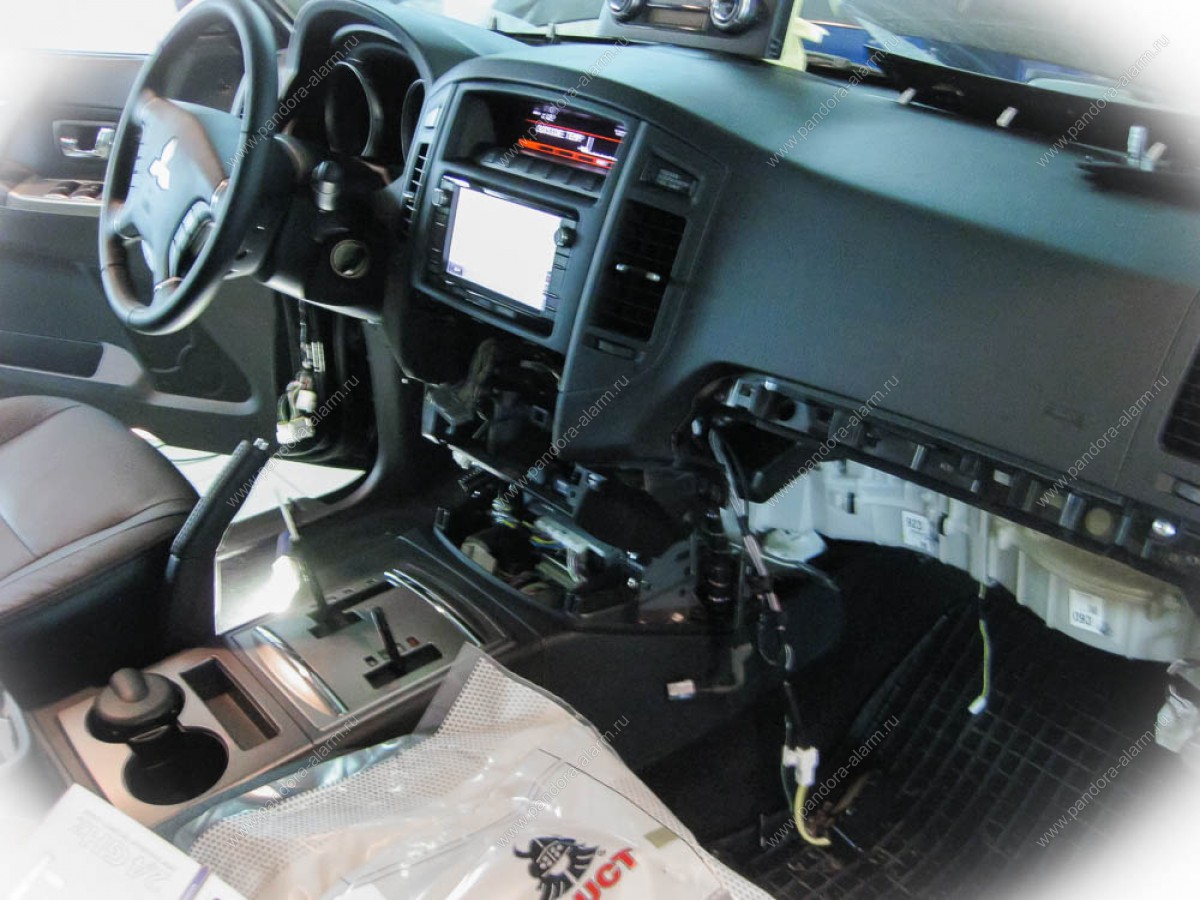 Mitsubishi Pajero IV установка иммобилайзера Pandect IS-650 и мeханического замка КПП