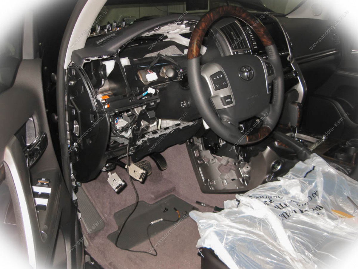 Toyota Land Cruiser 200 установка Pandora DXL 5000, защиты ЭБУ, защиты OBD-разъёма